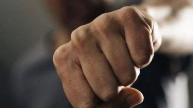 Bătaie la Stăuceni: Cinci bărbați și-au împărțit pumni într-o parcare