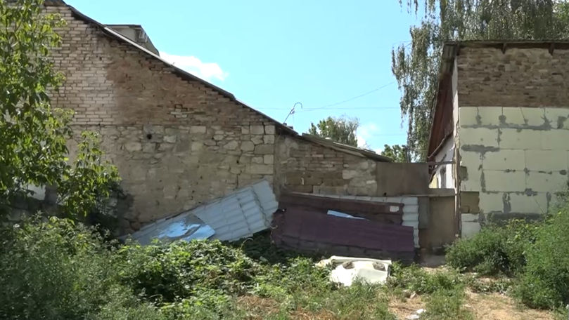 Casa groazei: O clădire abandonată din Chișinău a devenit adăpost pentru traficanți de droguri