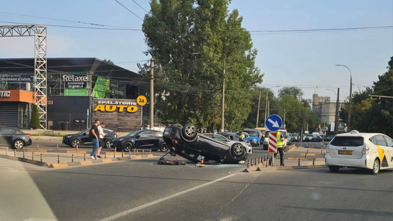O mașină s-a răsturnat în urma unui accident rutier în Capitală