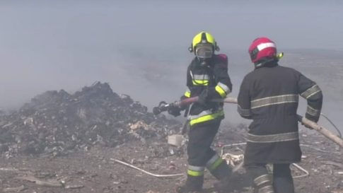 Incendiile la gropile de gunoi, periculoase: Poluează apa, solul și aerul