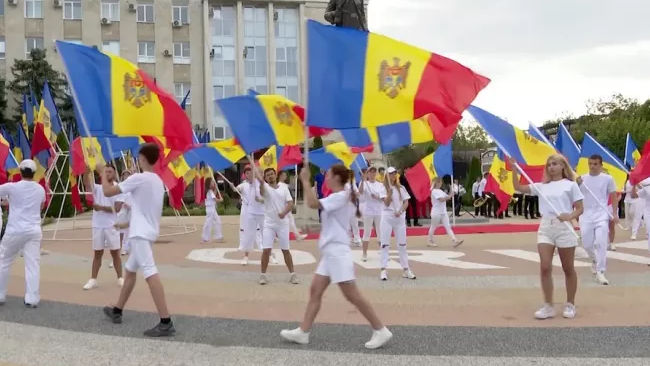 Sărbătoare cu conotație politică? Cum au avut loc paradele la Orhei și Bălți