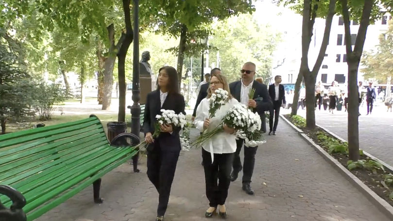 Reprezentanții Primăriei au depus flori la monumentul lui Mihai Eminescu