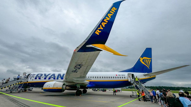 Ryanair vrea să limiteze alcoolul oferit pasagerilor în timpul zborurilor: Mai beţi şi ceai