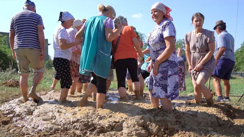Locuitorii din satul Sofia s-au adunat la clacă. Vor să construiască un cuptor