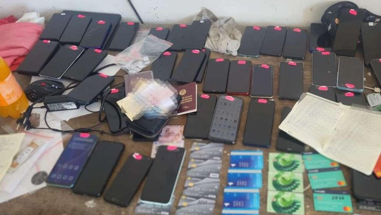 Trei moldoveni s-au pornit în Polonia cu 47 telefoane. Cum au explicat