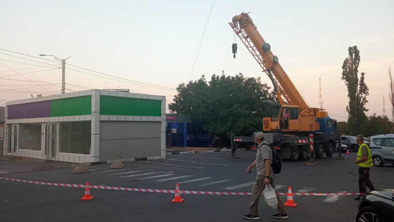 O construcție neautorizată din Capitală a început să fie demontată