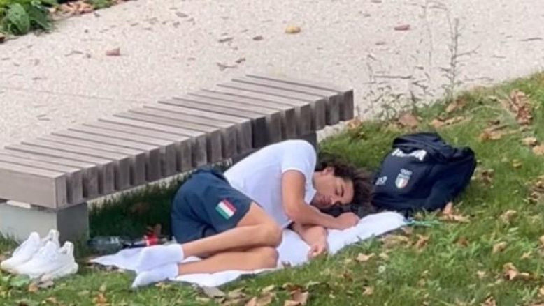 Un medaliat cu aur la JO 2024 preferă să doarmă pe jos în parc. Motivul