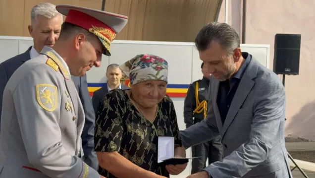 Omagiu celor care au luptat pentru independență: Decorarea unei bătrâne