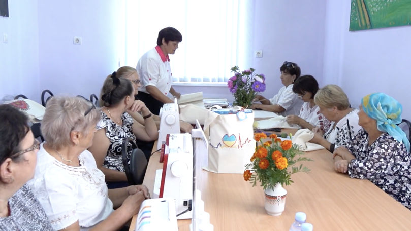 Seniorii din Pârlița, au un atelier pentru cusut: Aș lucra toată ziua