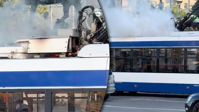 Momentul în care un troleibuz izbucnește în flăcări în Capitală