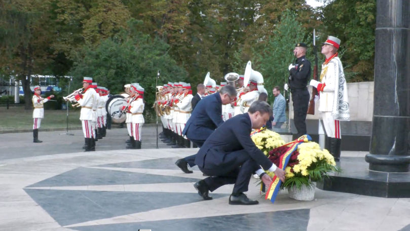 Conducerea țării a depus flori la monumentul Maica Îndurerată