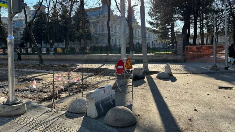Caldarâm sau gunoi? Șantierul de pe strada 31 August, lăsat de izbeliște