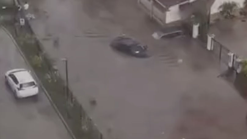 Inundații în Capitală: Câteva femei au fost luate la vale de ape
