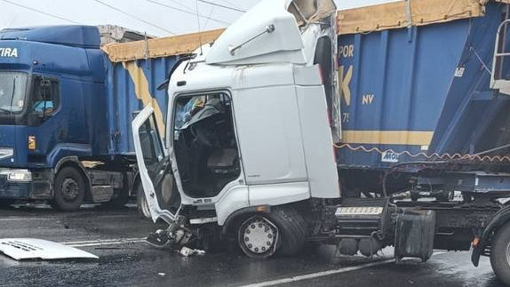 Un TIR a derapat la Peresecina: Pe traseu s-au format ambuteiaje