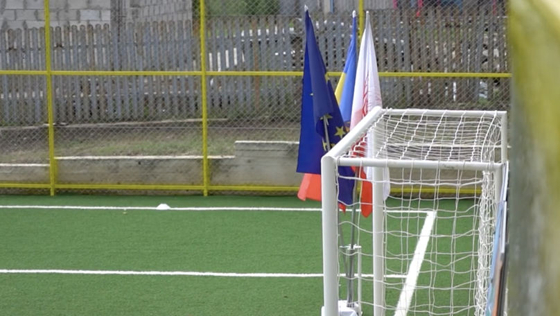 Elevii din Flămânzeni au un teren sportiv nou: Ne jucam numai în sală
