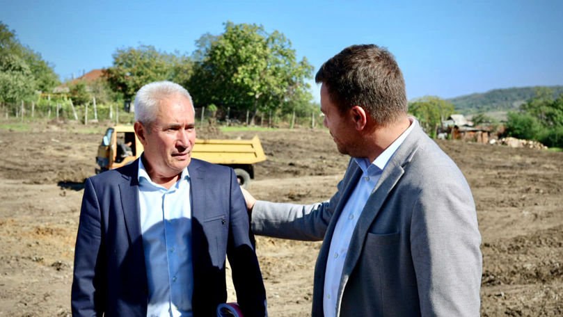 Lazarencu, inspectează lucrările de transformare a unei foste gunoiești