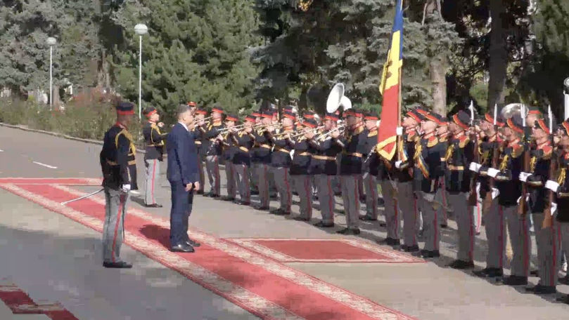 Premierul român Marcel Ciolacu, întâmpinat cu onoruri la Guvern