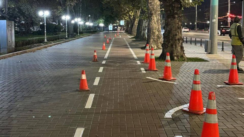 În centrul Capitalei sunt aplicate marcaje pentru pistele de biciclete