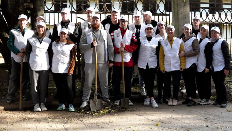 Elevii unui colegiu din Bălți au făcut curățenie pe o stradă din oraș