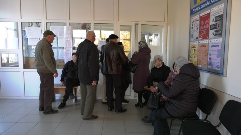 Căușeni: Vârstnicii, cu noaptea în cap la Primărie pentru compensații
