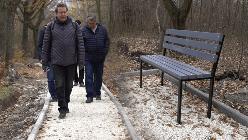 Un parc din Cupcini lăsat în paragină începe a prinde viață