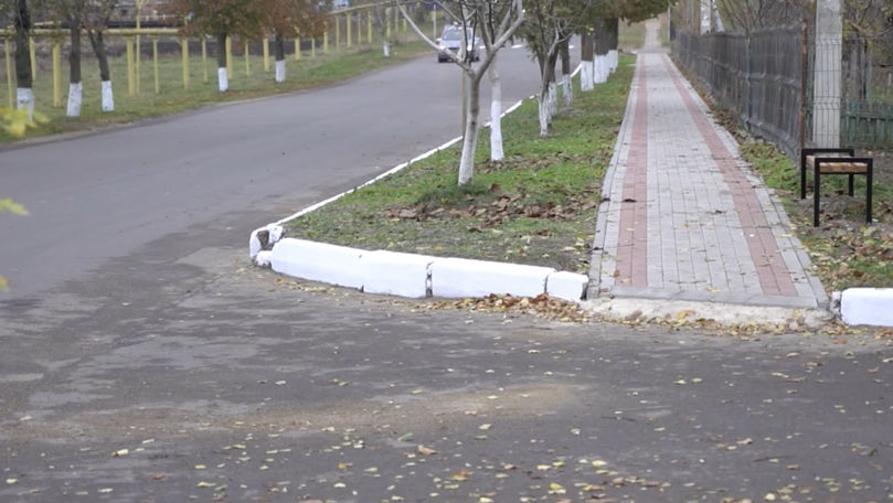Trotuarul de pe o stradă din Ghindești, reparat cu ajutorul Poloniei