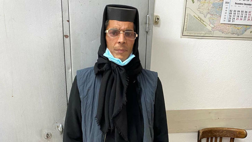 Bacău: Un cerșetor deghizat în măicuță, prins de polițiști. Tocmai primise bani