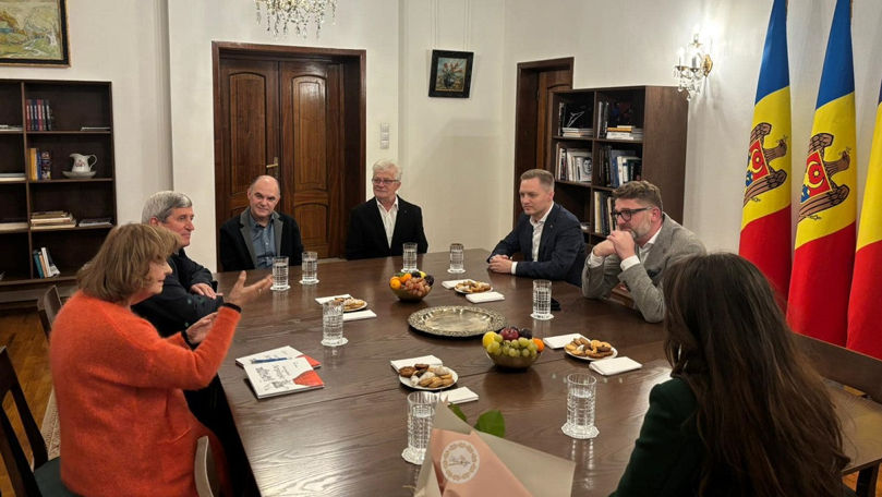 Poeta Ana Blandiana, în vizită la Ambasada României din R.Moldova