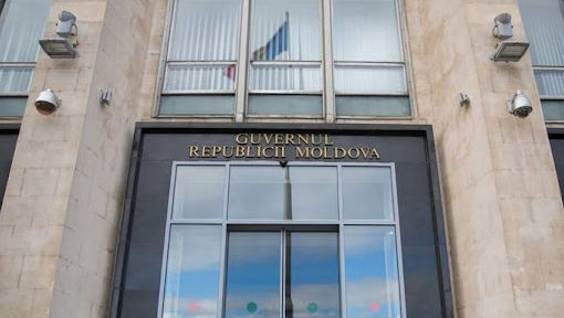Locuitorii Capitalei critică remanierile guvernamentale: Praf în ochi