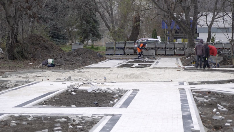 Lucrările de amenajare a unui parc din Glodeni, pe ultima sută de metri