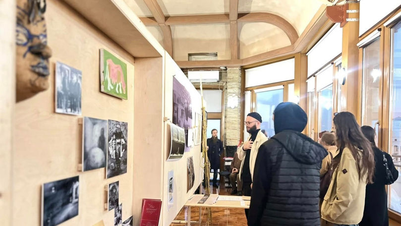 Vântul schimbării-expoziția care reflectă evoluția comunității artistice