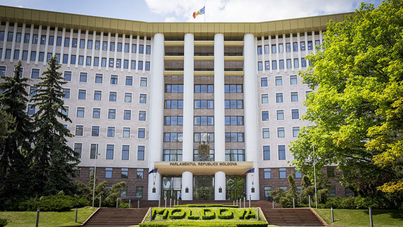 Minut de reculegere la Parlament în memoria victimelor războiului din Ucraina