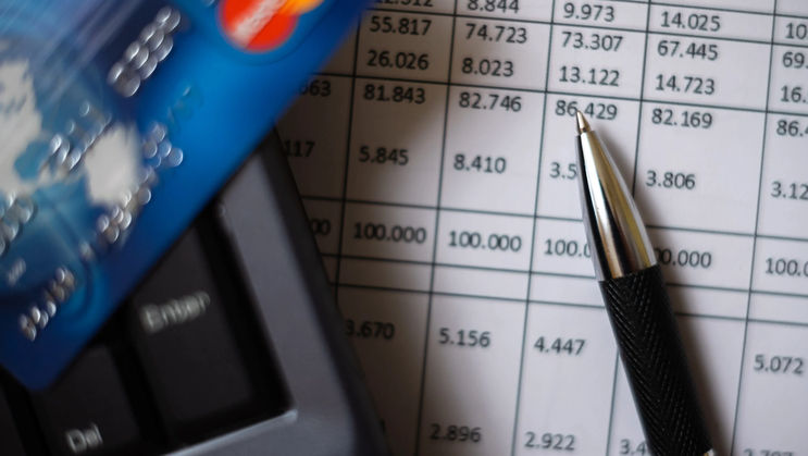 Șase din 10 moldoveni au un cont bancar. Țările din topul clasamentului