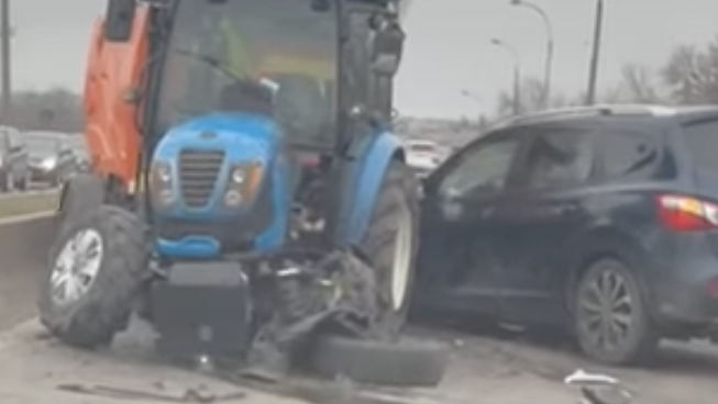 Un tractor și un automobil s-au lovit la o intersecție din Capitală