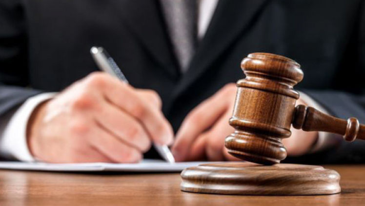 Un ex-angajat SIS, complice la delapidarea a circa 250.000 de lei, în judecată