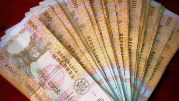 Plățile comparatorii dublează retribuția parlamentarilor