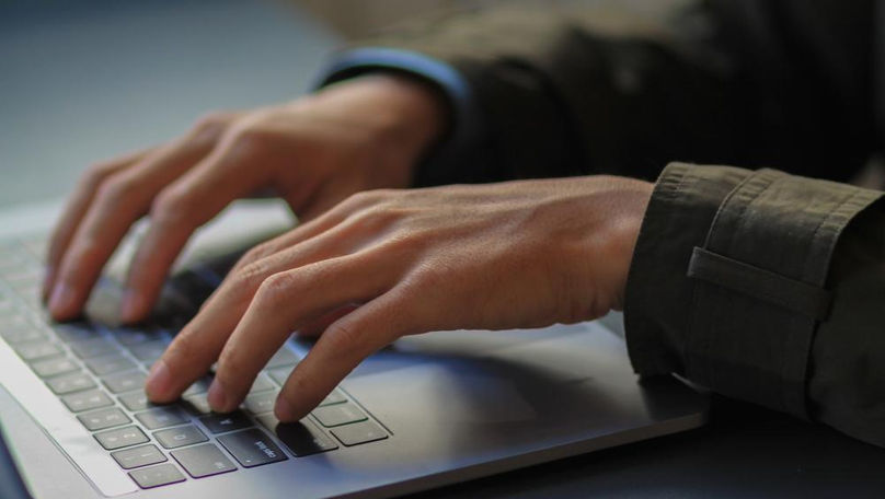 Hackeri români, acuzaţi că au fraudat o platformă online