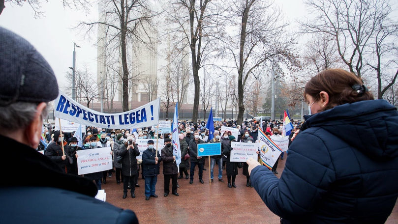 Sindicatele vor protesta la Parlament: Cer creșterea salariului minim