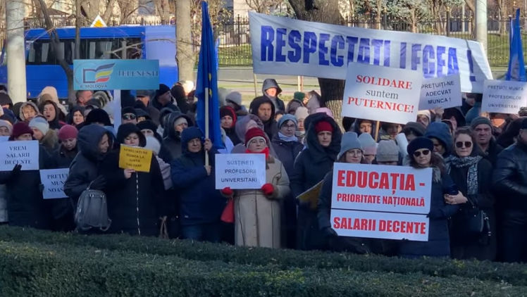 Sindicatele din educație vor protesta la Parlament. Cerințele acestora