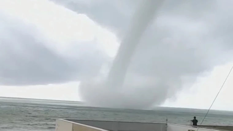 Italia: Momentul în care o zonă din Sicilia este lovită de o tornadă