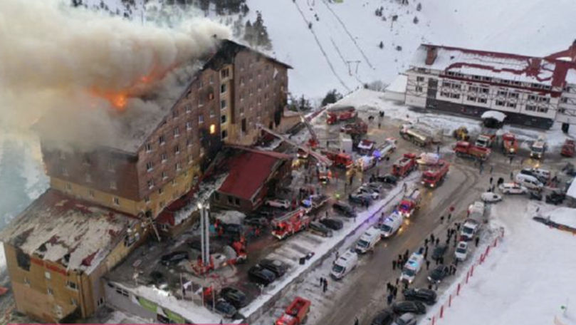 Incendiu devastator la un hotel într-o stațiune de schi din Turcia