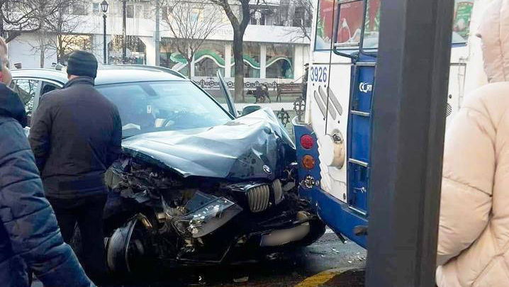 Accident în Capitală: Sunt implicate două troleibuze și două automobile