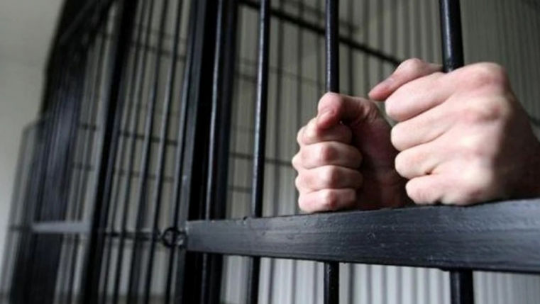 Au lovit un bărbat cu un scaun în cap: Două persoane, condamnate la închisoare