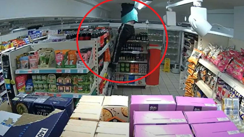 Momentul în care un hoț rămâne blocat în tavanul unui magazin din Anglia