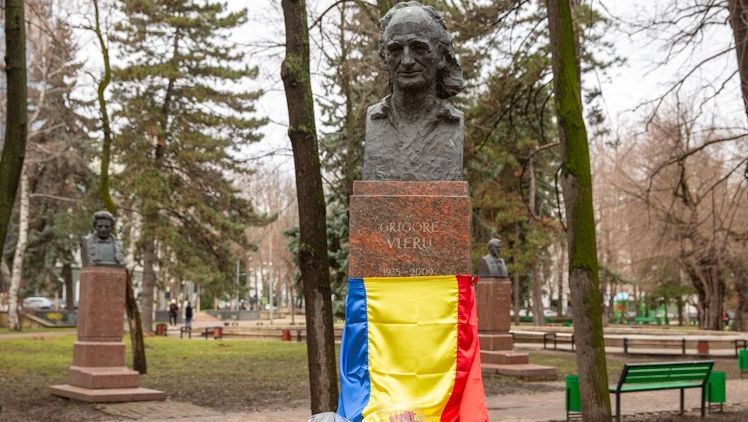 Flori la bustul lui Grigore Vieru. 90 de ani de la nașterea poetului