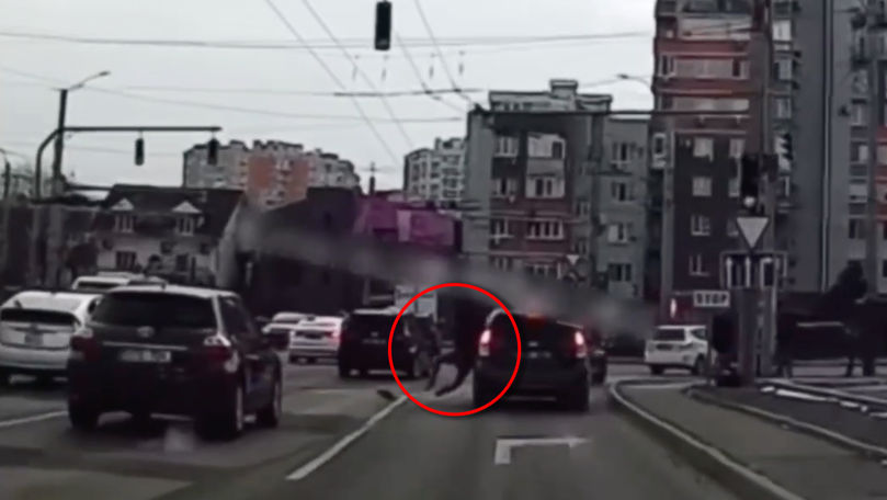 Chișinău: Momentul în care un bărbat sare pe geam dintr-un taxi, în plin trafic