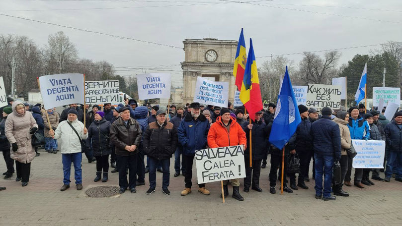 Feroviarii protestează în fața Guvernului: CFM promite soluții