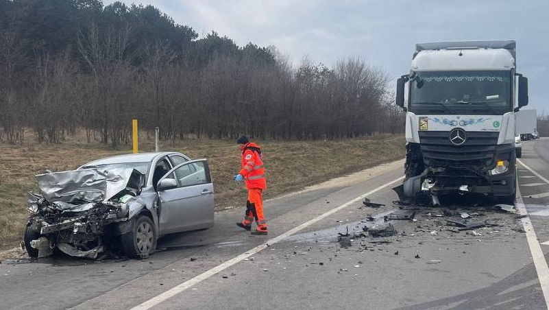 Strășeni: O mașină s-a ciocnit cu un autocamion. Un bărbat a decedat