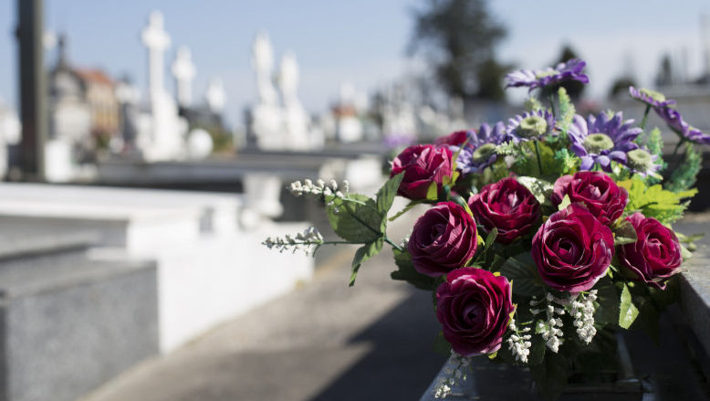 Miss Cimitir: Cum vrea o Episcopie să păstreze curățenia la morminte