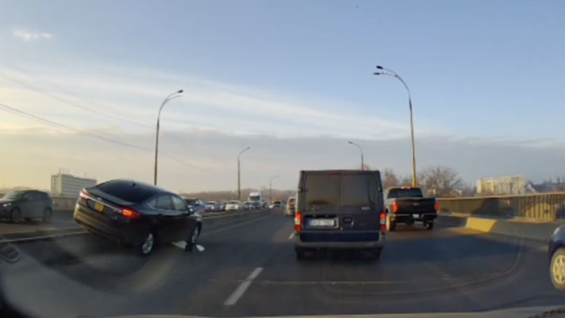 Chișinău: O mașină a urcat pe un parapet. Poliția a intervenit